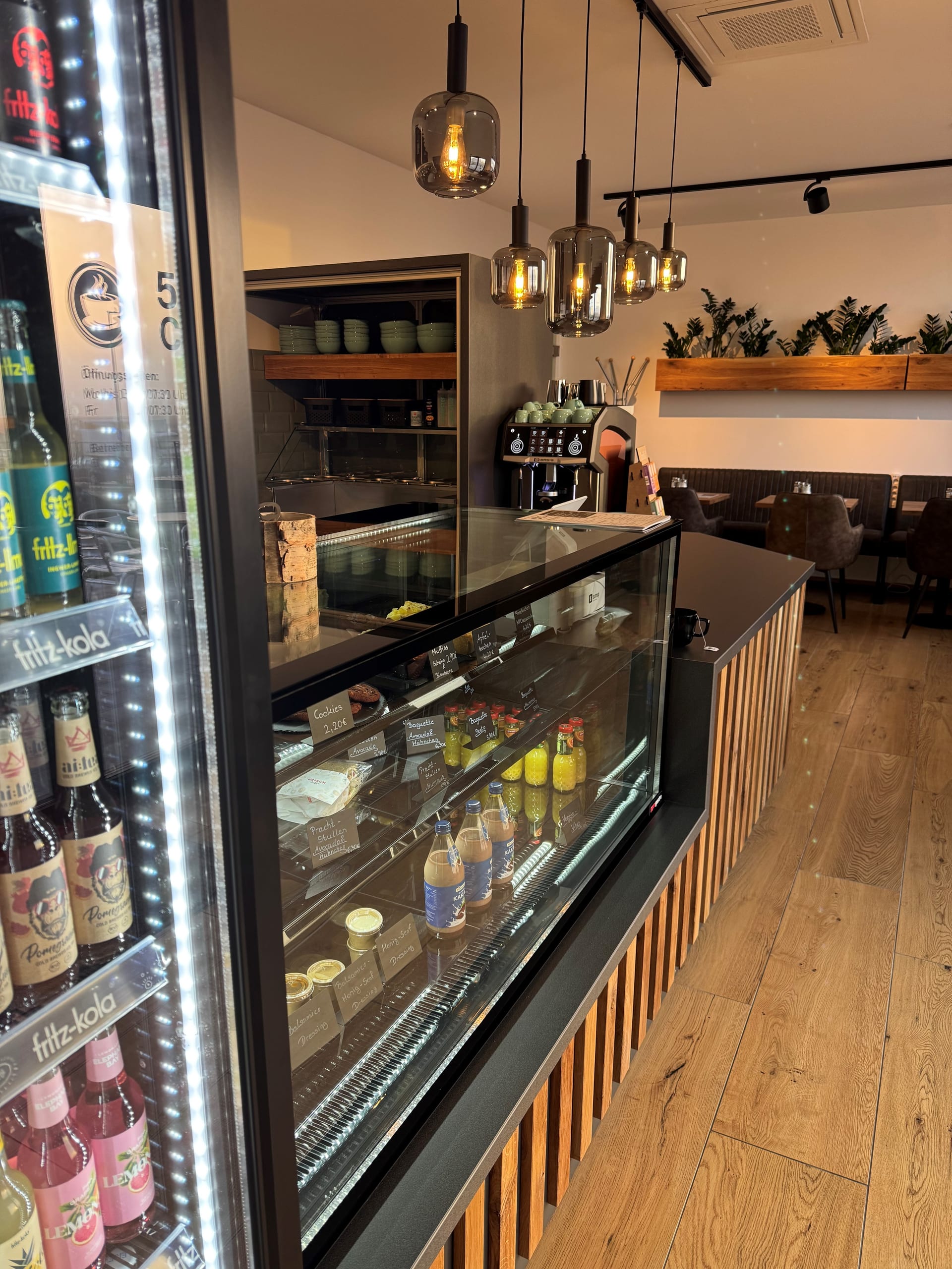 Auslage im 51 Grad Café